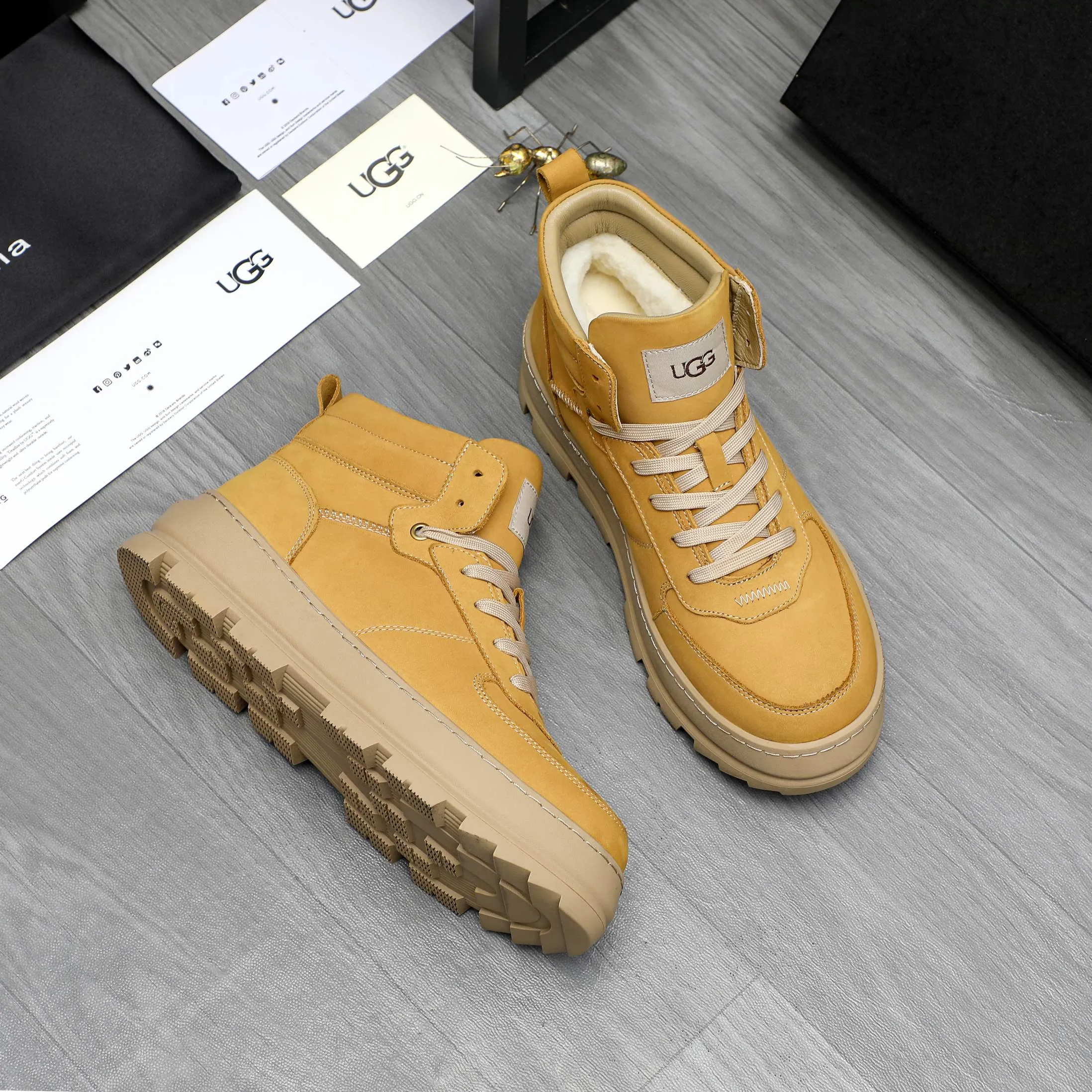 P620 Product trademark: "UGG" Gaobang men's shoes Regular size: 39-44 Product materials: Selected nubuck leather upper, wool lining, original outsole
